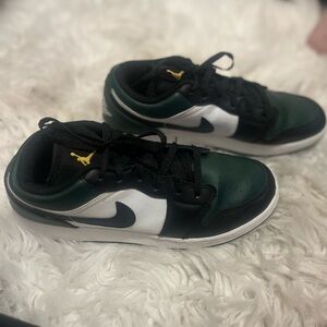 Air Jordan 1
White/Black/Mystic Green
In PERFECT CONDITION
New, worn once
Sz:7Y